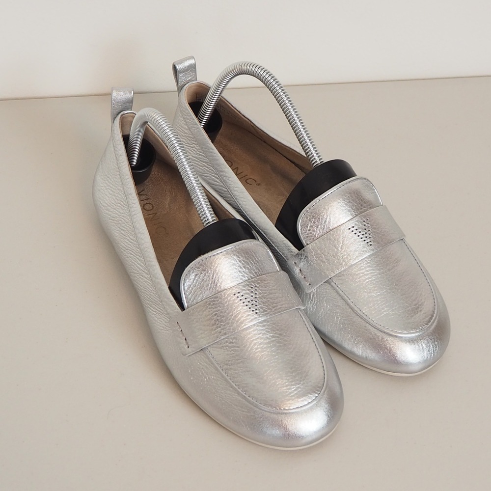Vionic Tessa Silver Loafers Women's Sz 7 WIDE Classic Leather Flats Orthotic